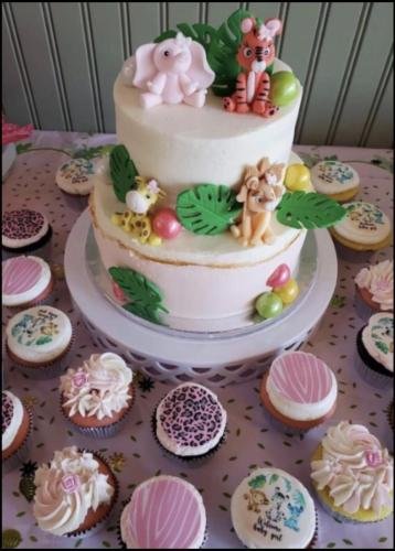 Jungle Safari 2 tier cake with cupcakes